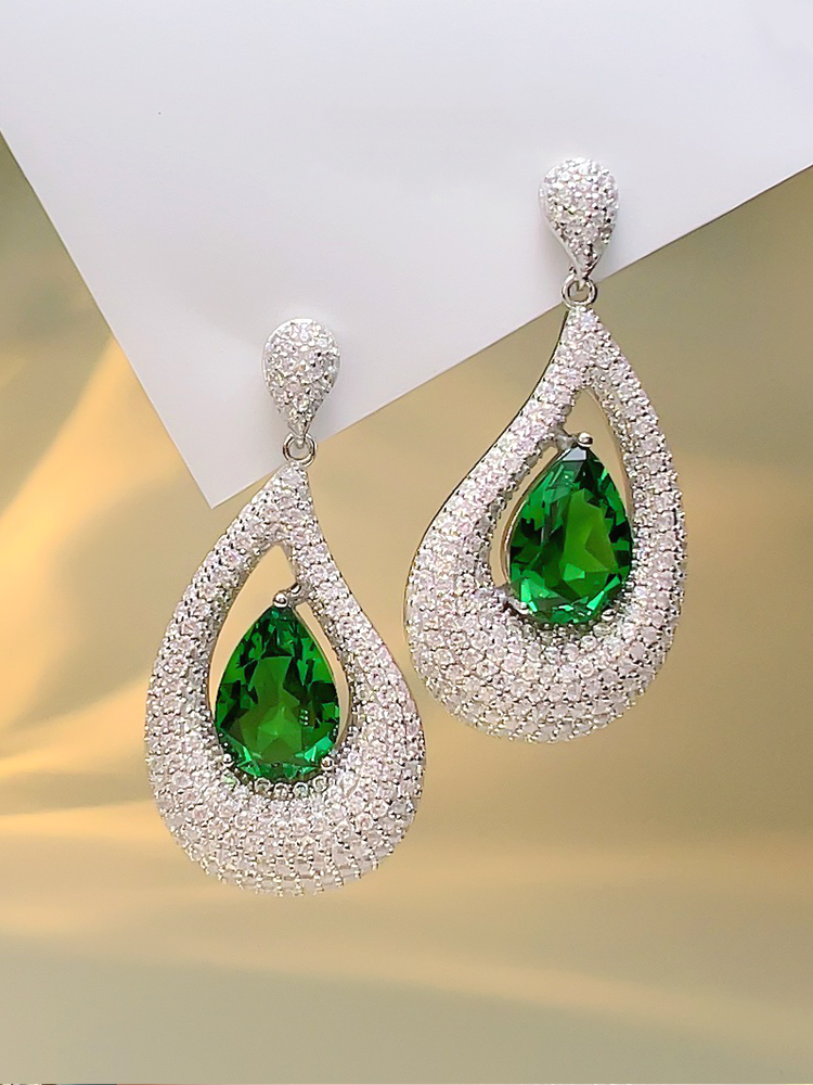 Fashionable and luxurious pear-shaped emerald earrings with high carbon diamonds