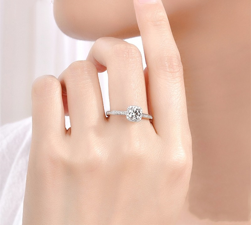 Platinum four prong luxury 18k gold diamond ring Size adjustable