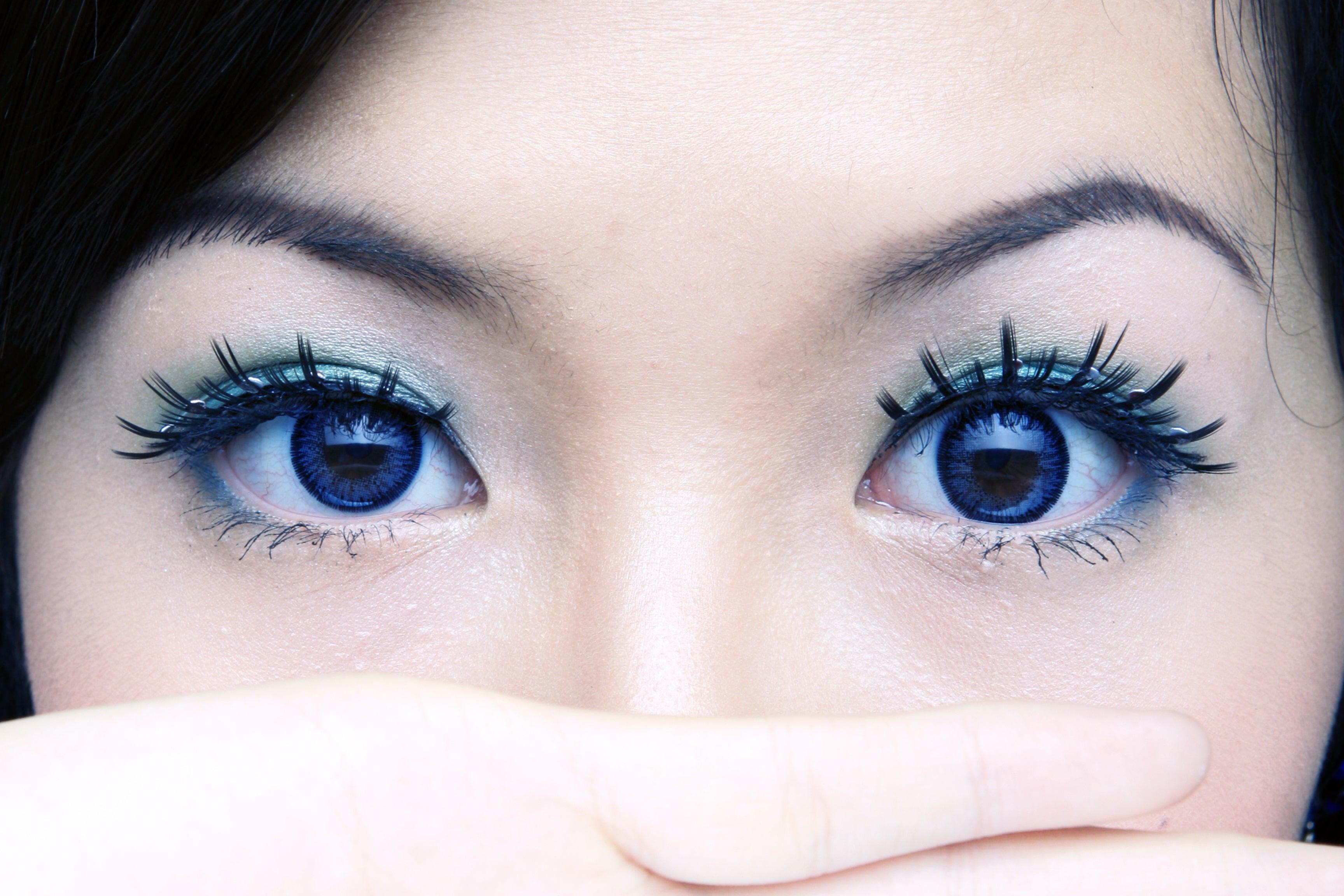 How to Get a Stuck Contact Lens Out & Why is Contact Lens Stuck in Eye