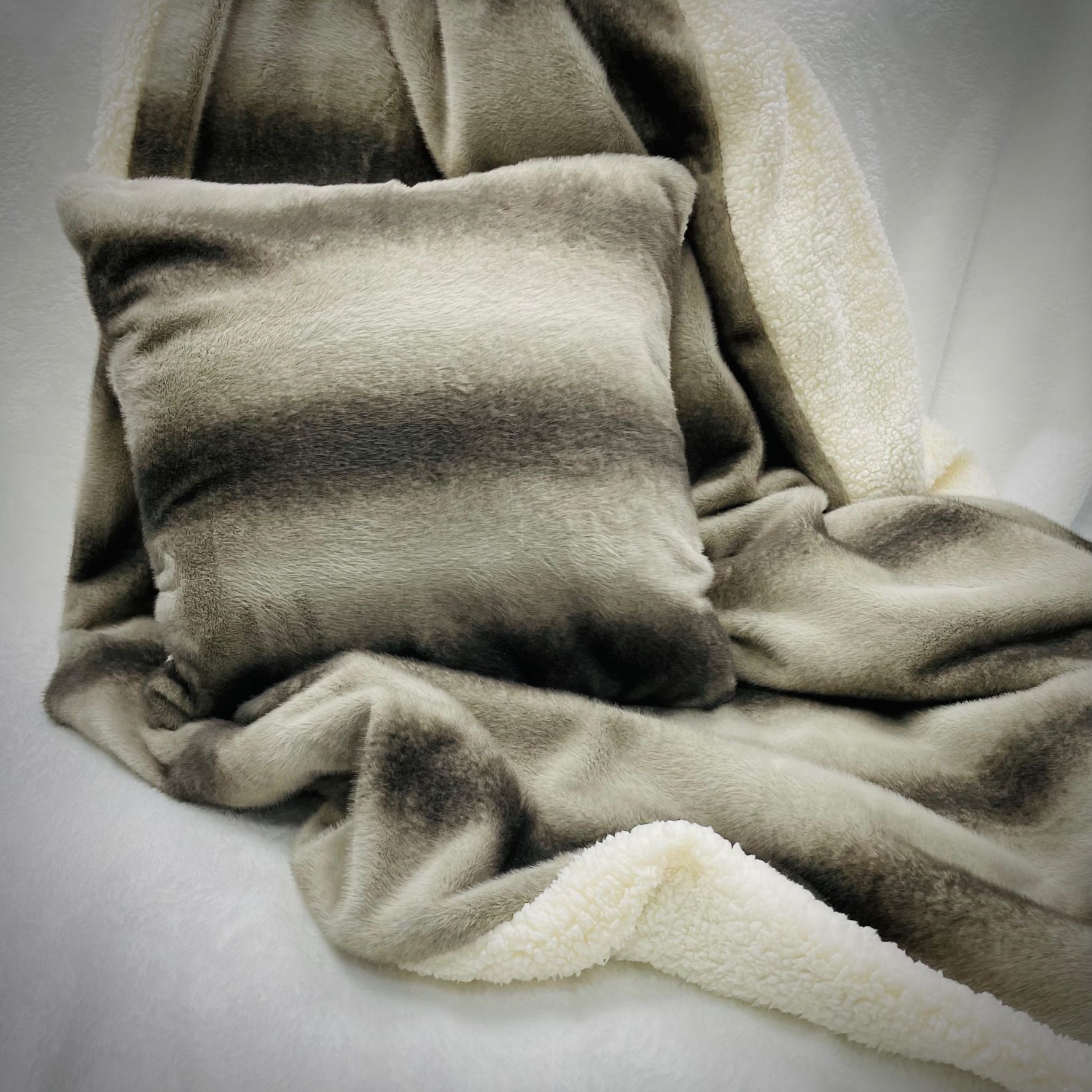 Faux fur bed blanket-discharge printed