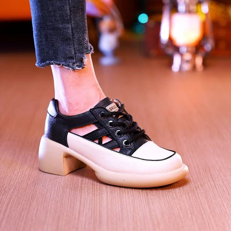 Sandálias casuais de cor clara para mulheres