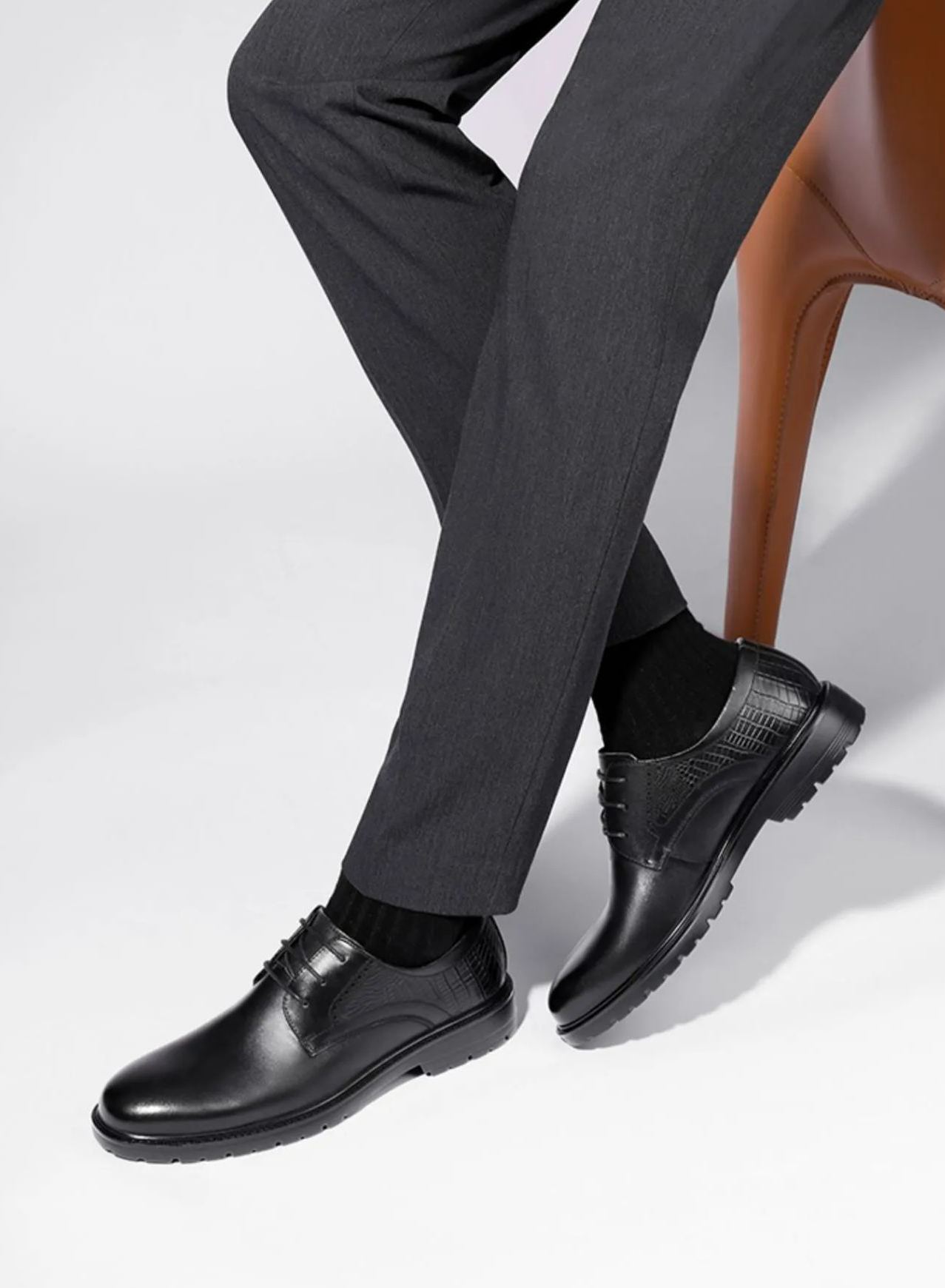 Business suit leather shoes