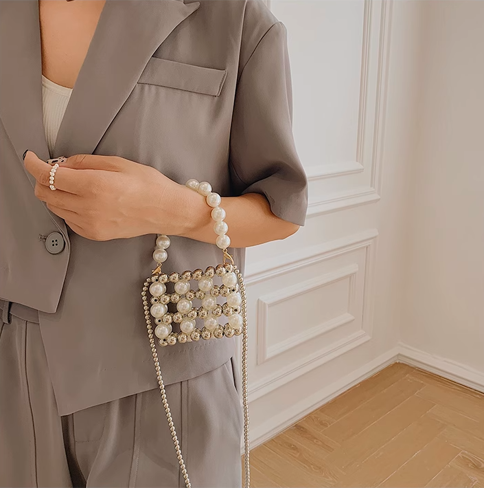 Small bag with diagonal trim