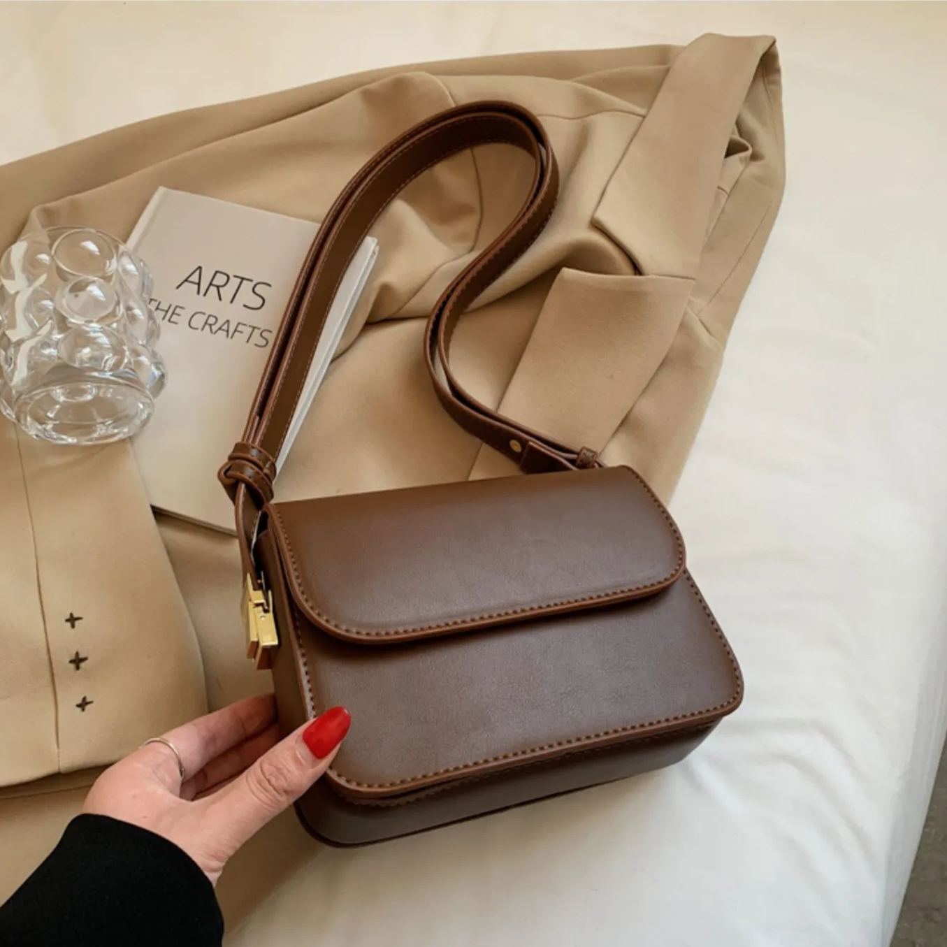 Small one shoulder bag with high sense brown