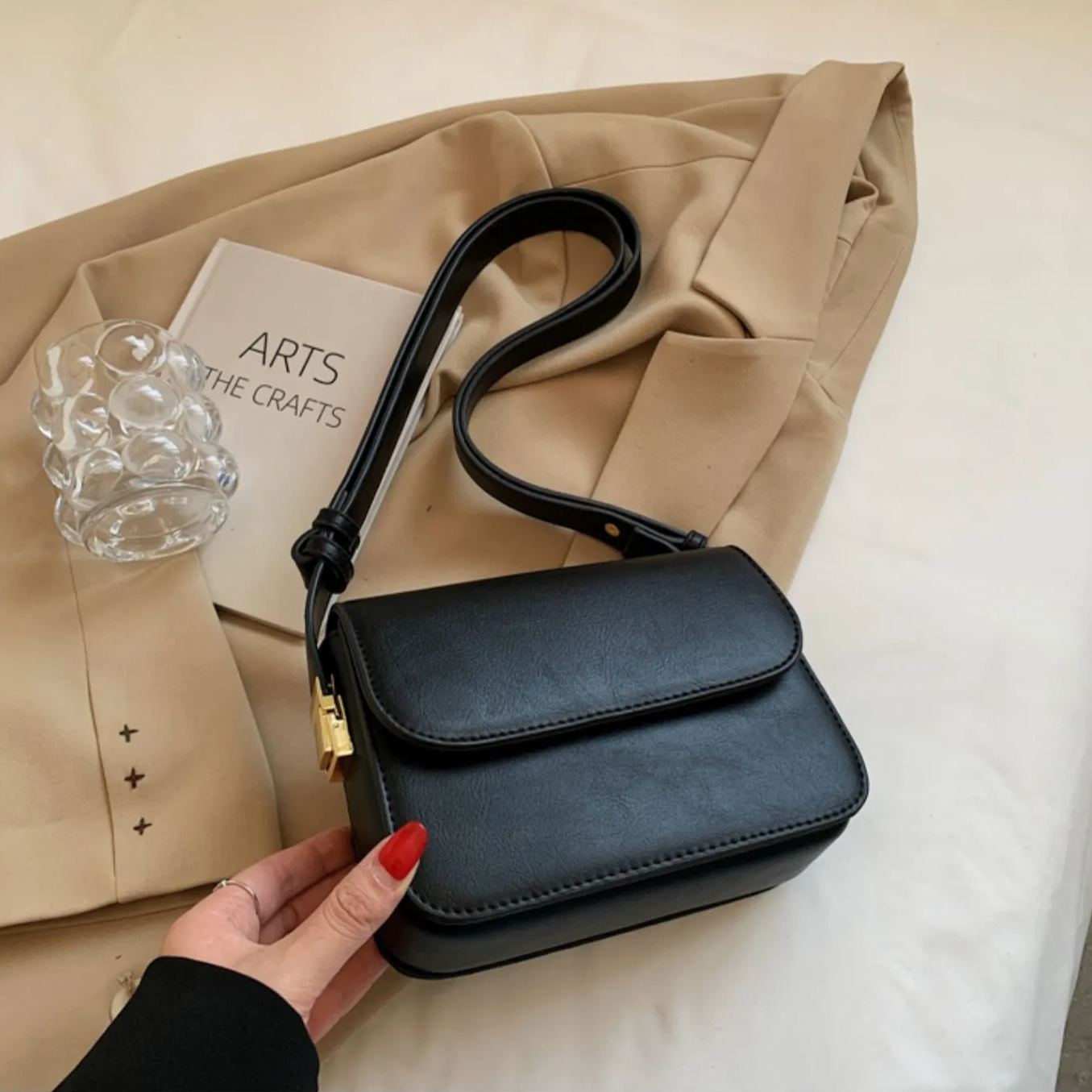 Small one shoulder bag with high sense brown