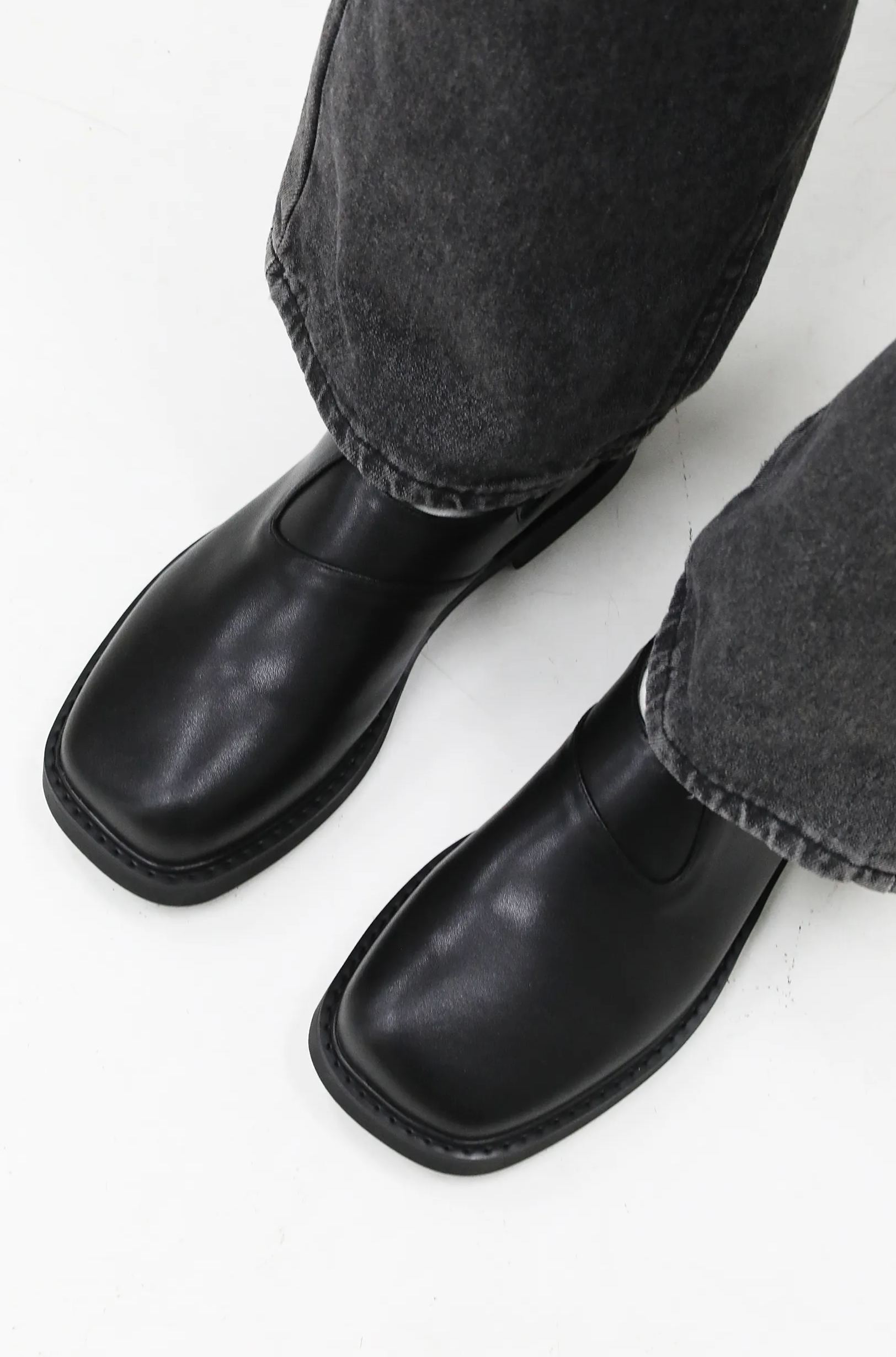 High and low toe leather shoes with rubber bands