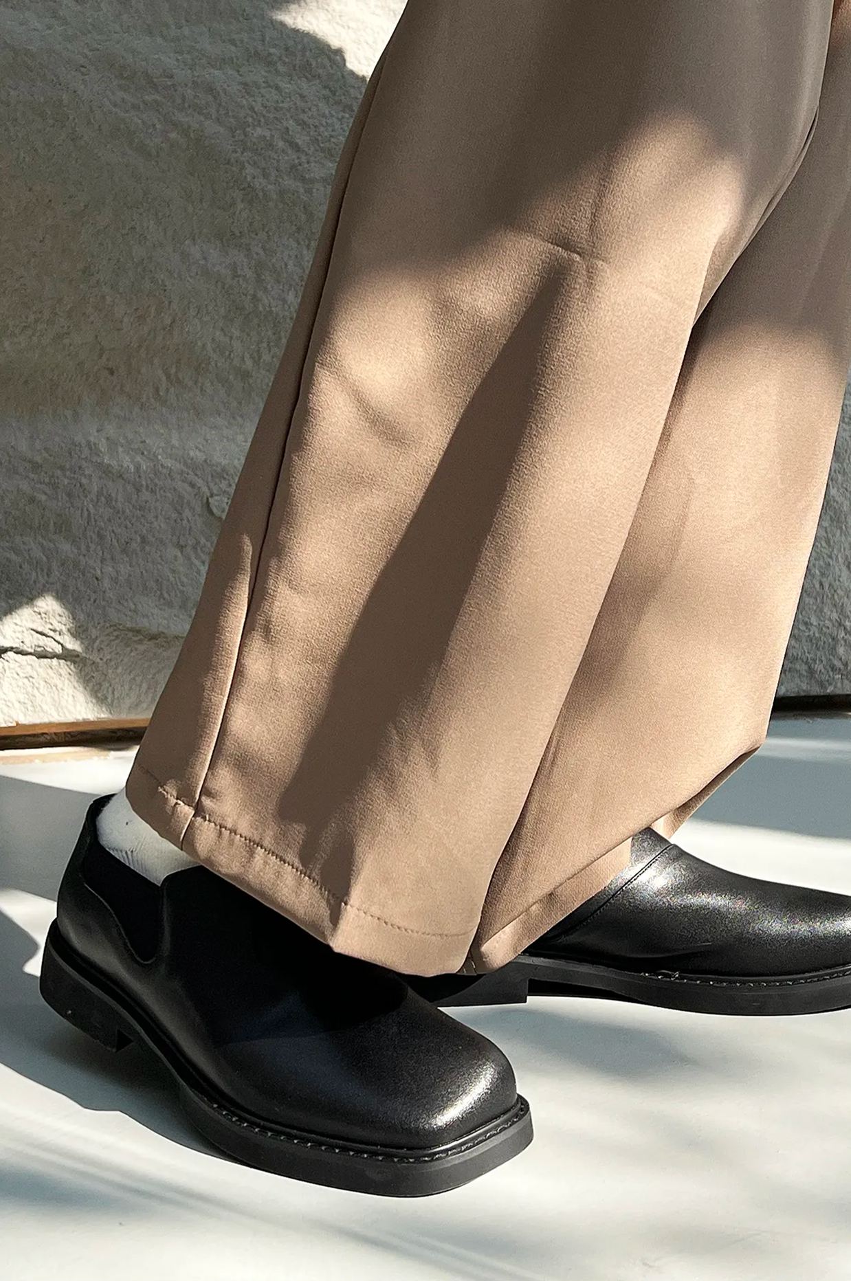 High and low toe leather shoes with rubber bands