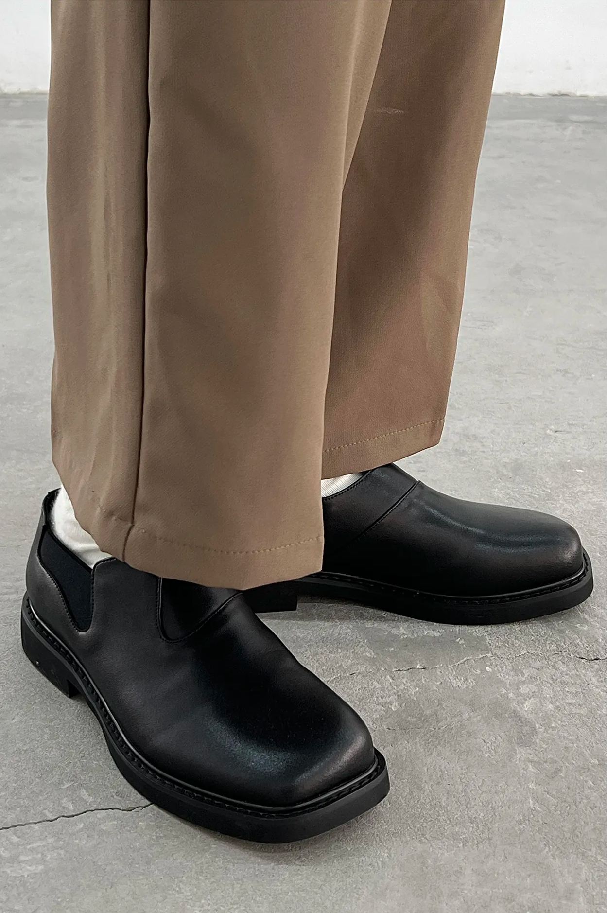 High and low toe leather shoes with rubber bands