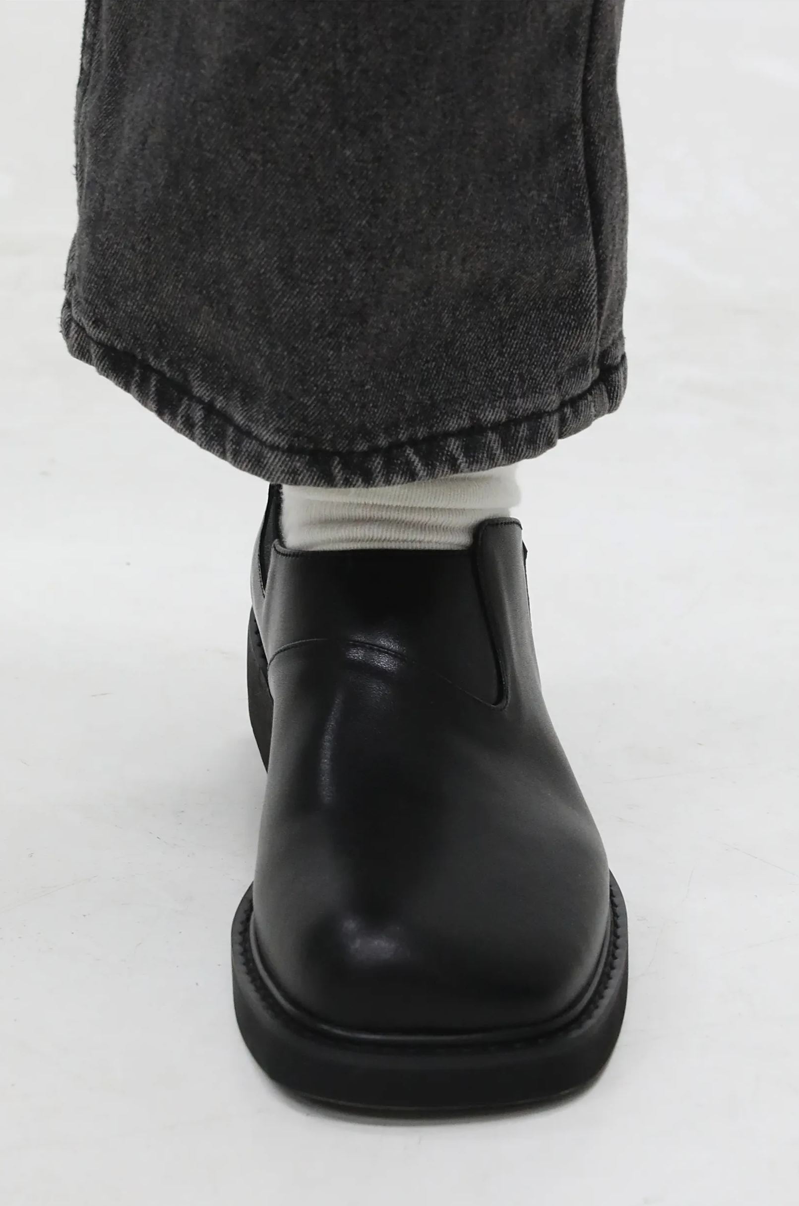High and low toe leather shoes with rubber bands