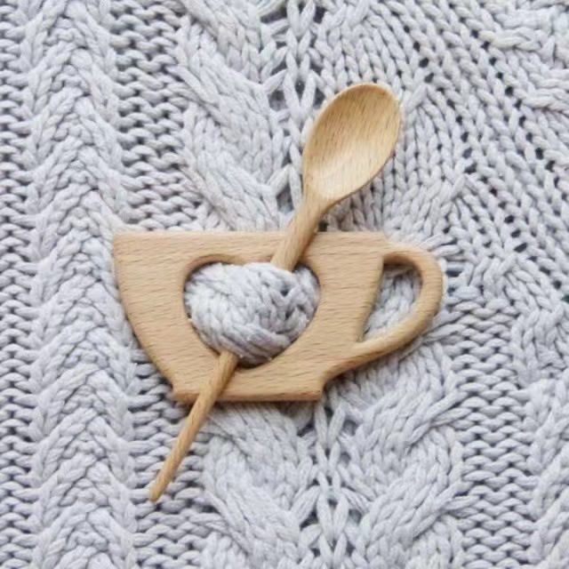 🔥LAST DAY 70% OFF🔥BROOCH PIN WITH WOODEN ANIMAL PATTERN (SWEATER CLIP)