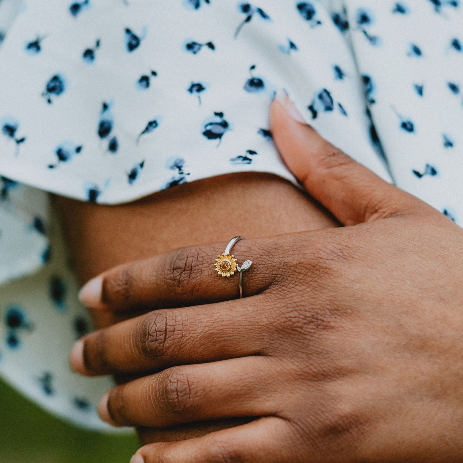 Il nostro anello con girasole rotante è simbolo di forza, salute, felicità,  vitalità e prosperità 🌻✨. Realizzato a mano con amore per i…