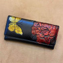 Mariposa dorada y flores