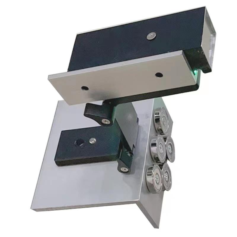 Magnetic laser alignment device of sheet metal shearing machine