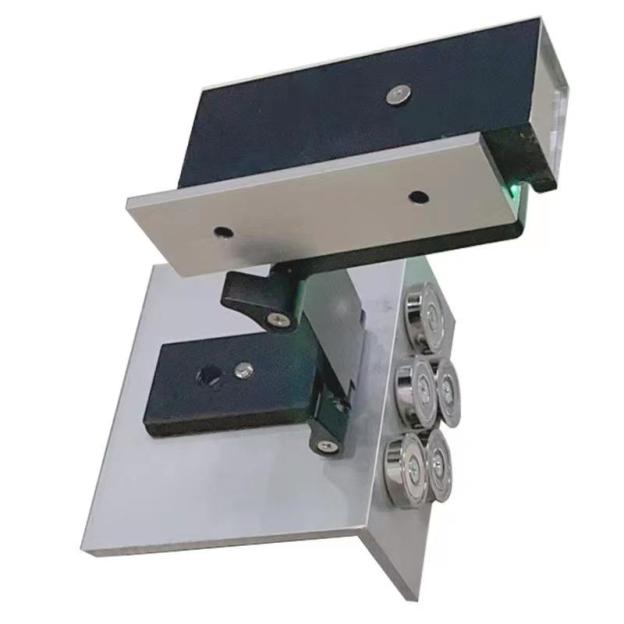 Magnetic laser alignment device of sheet metal shearing machine