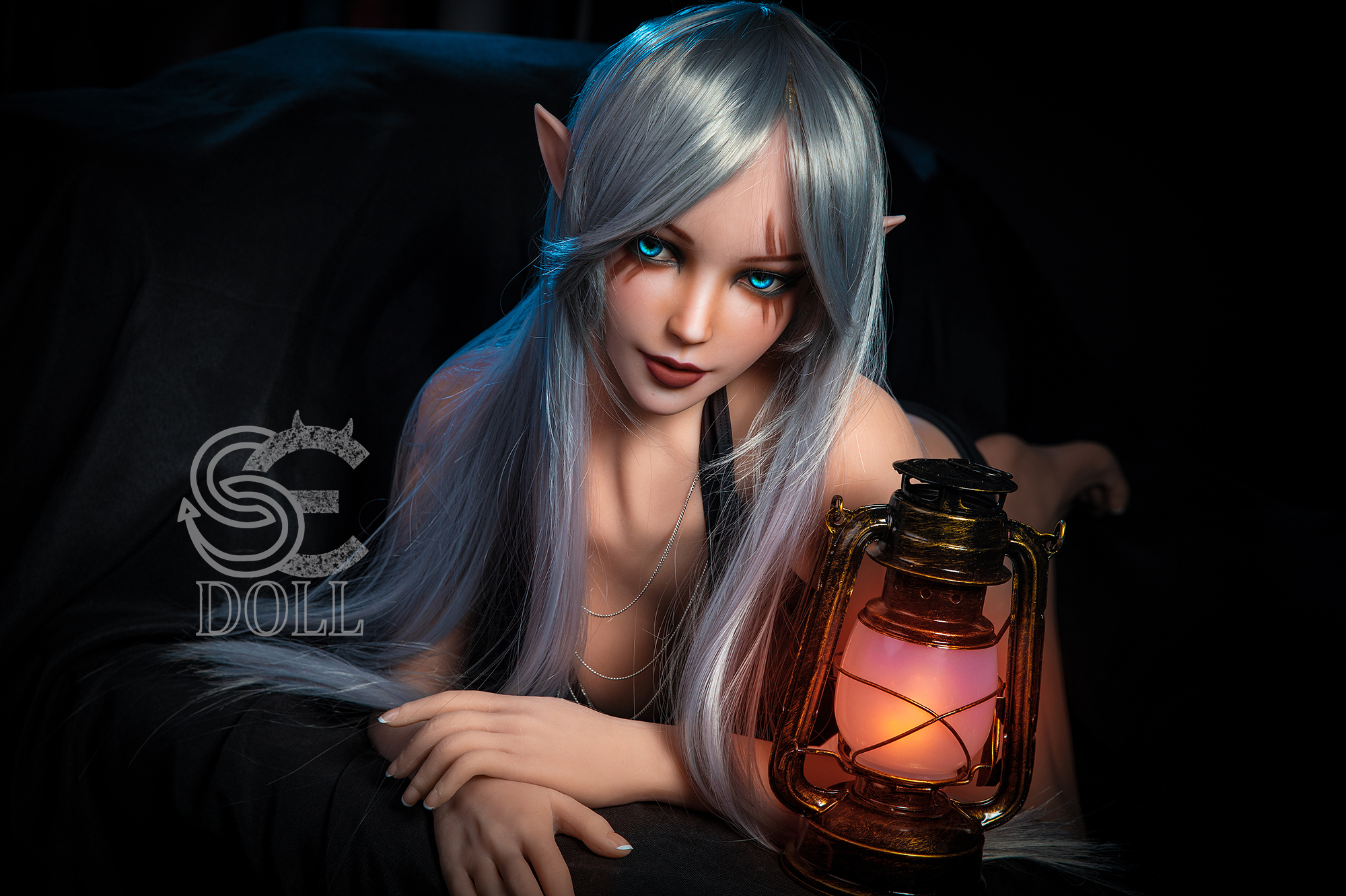 Elf Elsa doll with lantern