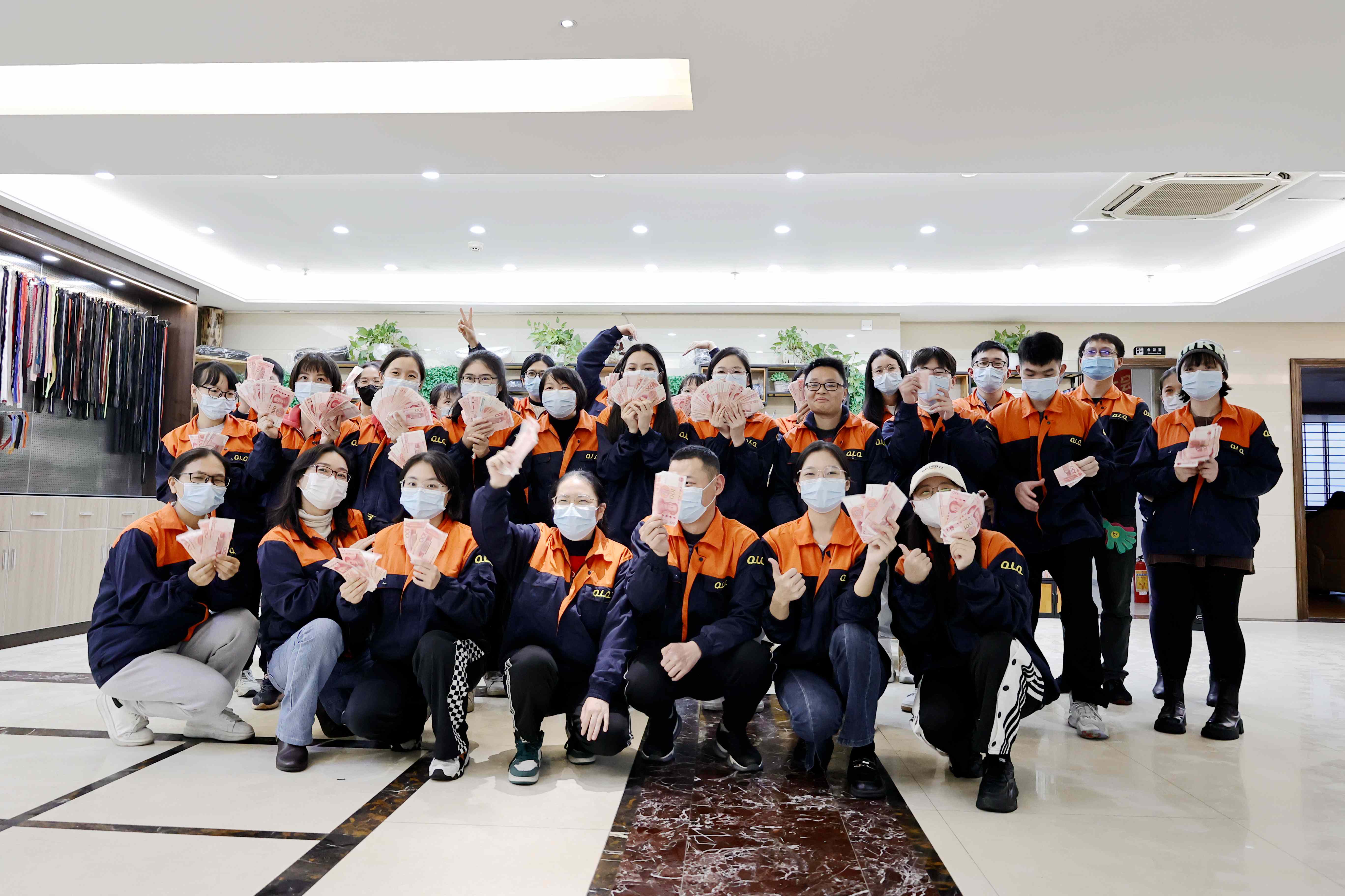 Group photo of qlq zipper after-sales service team