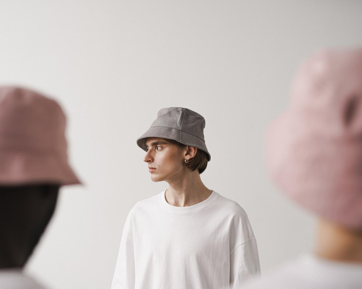 Bucket hats are in the spotlight. Men should know its history, how to wear  it, and how to coordinate it with other hats!