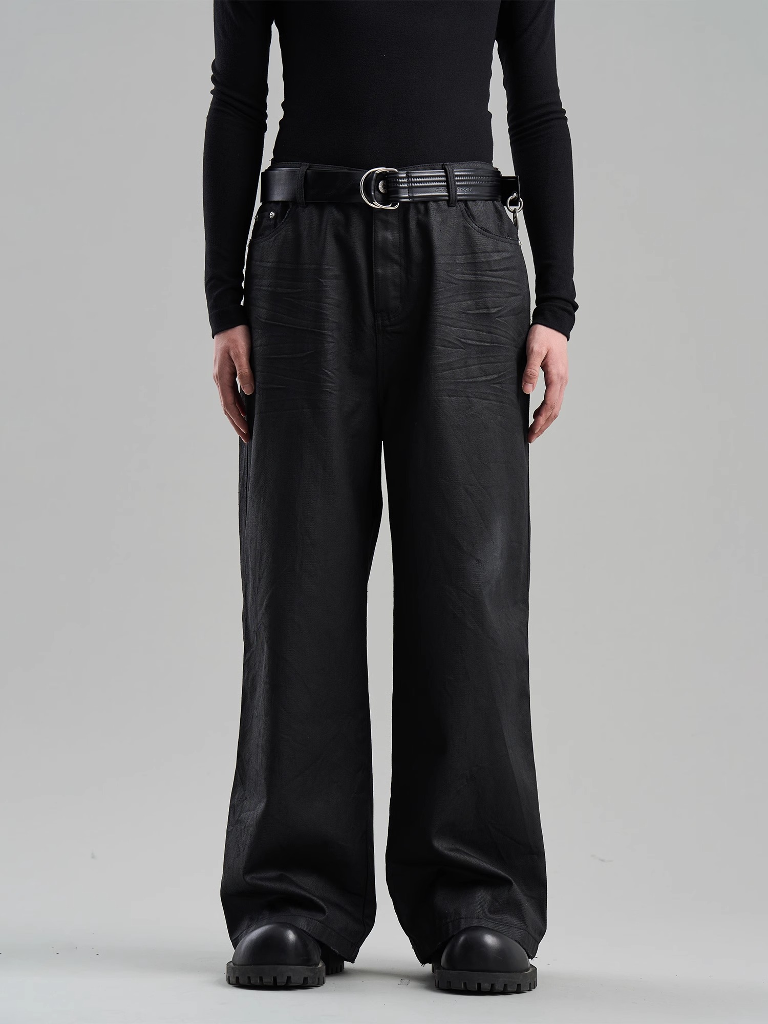 BLINDNOPLAN 23SS COATED WAX PLEATED STRAIGHT-LEG PANTS