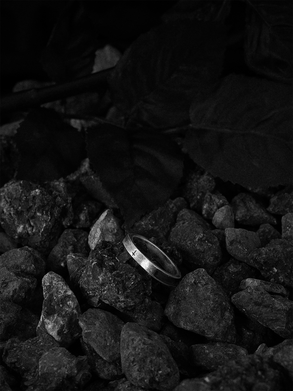 UNDERWATER SS22 CROSS ENGRAVED RING