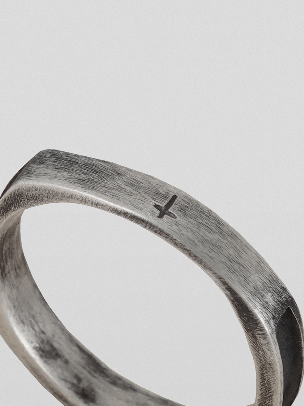UNDERWATER SS22 CROSS ENGRAVED RING