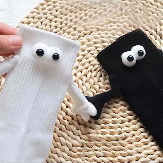 Novelty Magnetic Suction 3D Doll Couple Socks Funny Holding Hands Socks Cute Show Off Socks for Women Men 2Pairs/pack