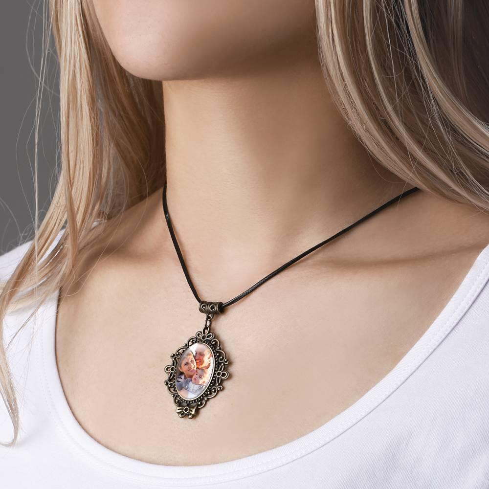 Oval Photo Necklace with Floral Border - soufeelus