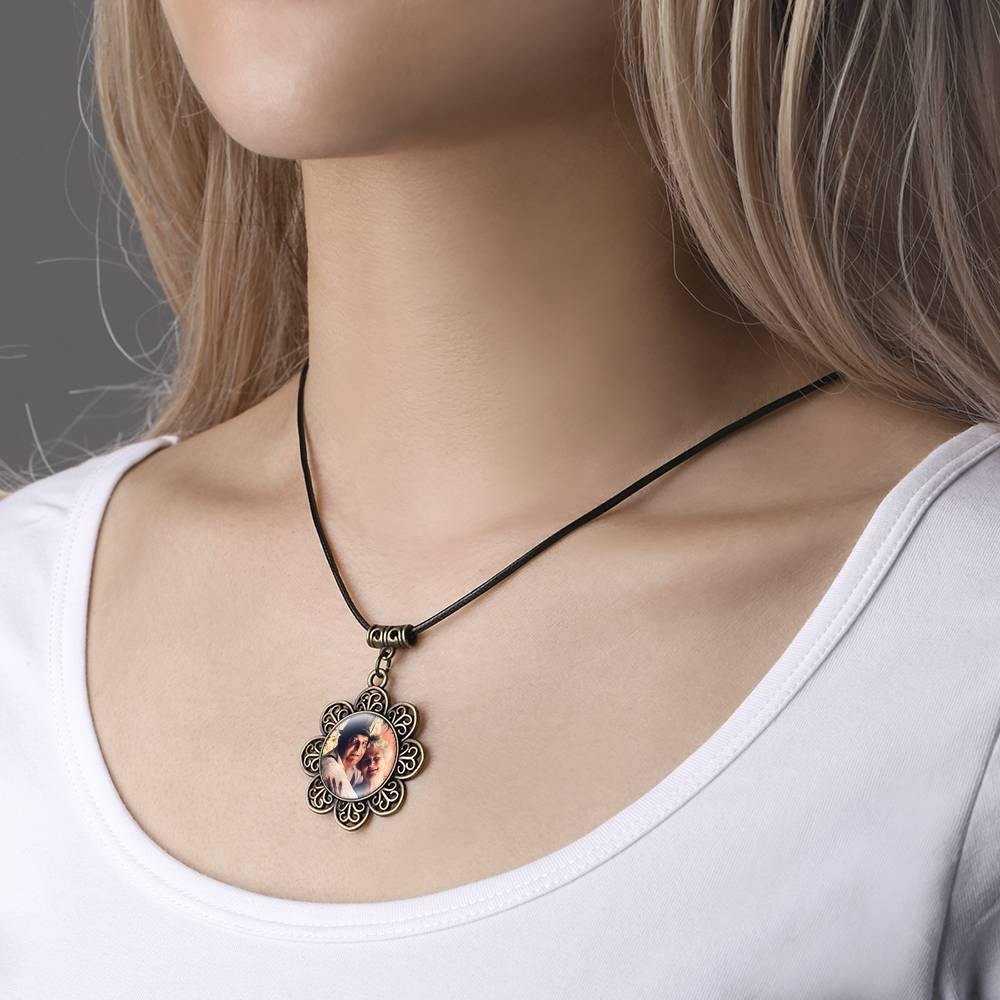 Round Photo Necklace with Floral Border - soufeelus