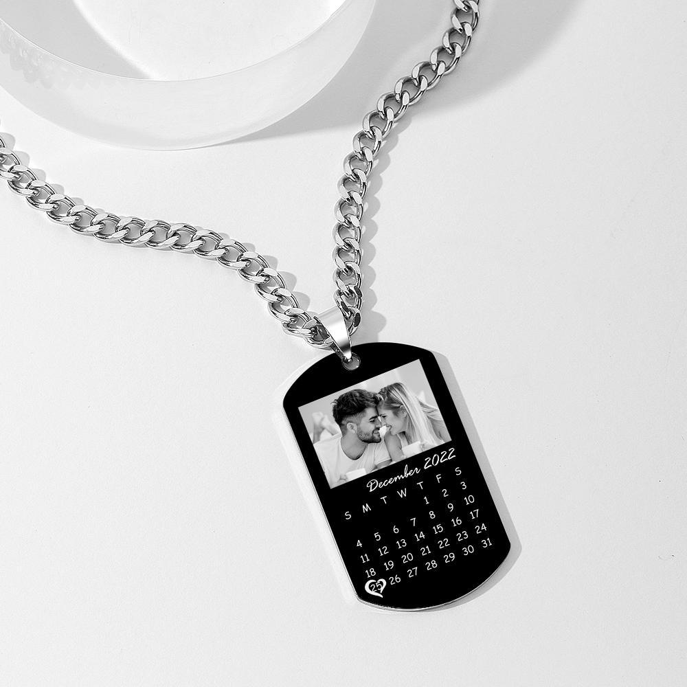 Kundenspezifische Foto-halskette Mit Schwarzem Filter Und Eingekreistem Herz-kalender. Perfektes Geschenk Für Paare Zum Jahrestag - soufeelde