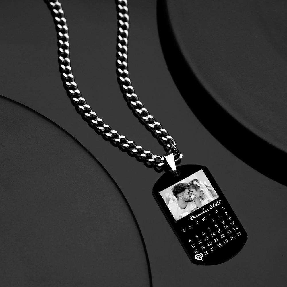 Kundenspezifische Foto-halskette Mit Schwarzem Filter Und Eingekreistem Herz-kalender. Perfektes Geschenk Für Paare Zum Jahrestag - soufeelde