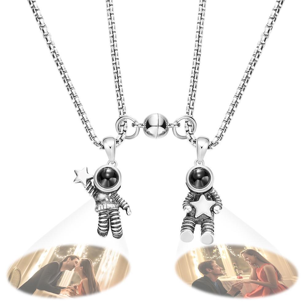Kundenspezifische Fotoprojektions-halskette Astronaut-magnetische Paar-halsketten-romantisches Geschenk - soufeelde