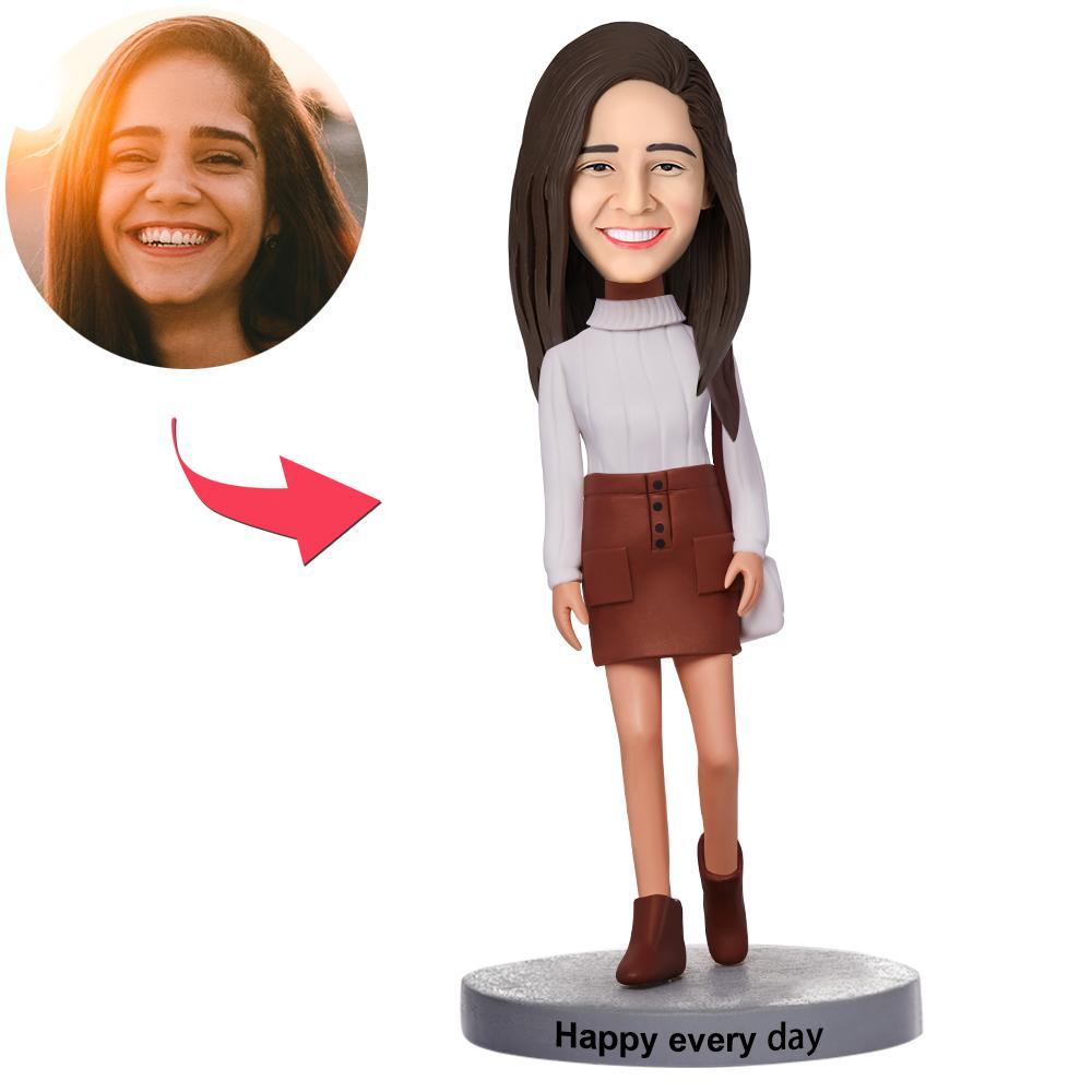 Mujer de moda que lleva un bolso Bobblehead personalizado con texto grabado