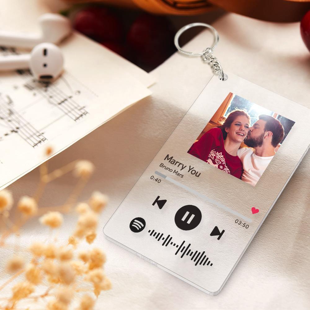 Regalos De Navidad Llavero con Placa de Código de Spotify Escaneable Acrílico Grabado de Música y Fotos Placa Spotify 2.1in*3.4in (5.4*8.6cm)