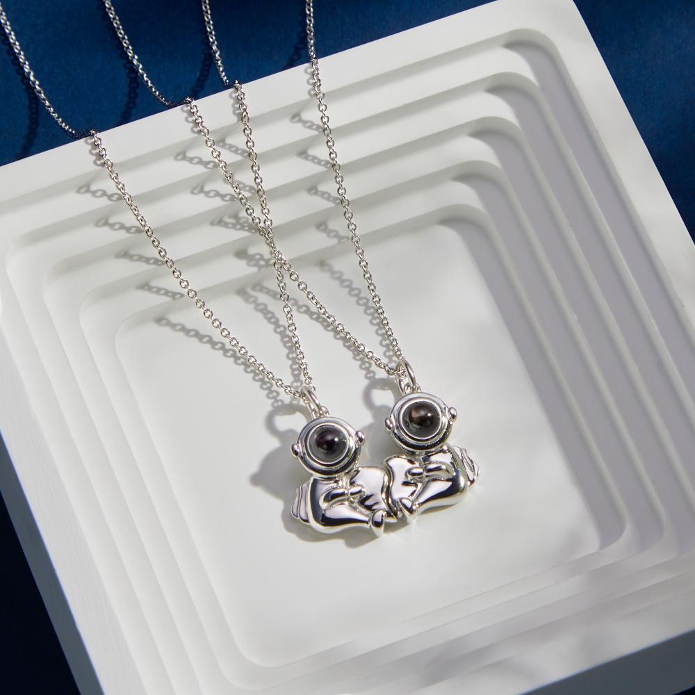 Collar De Proyección Personalizado Astronauta Abrazando Amor Par De Regalos De Pareja - soufeeles