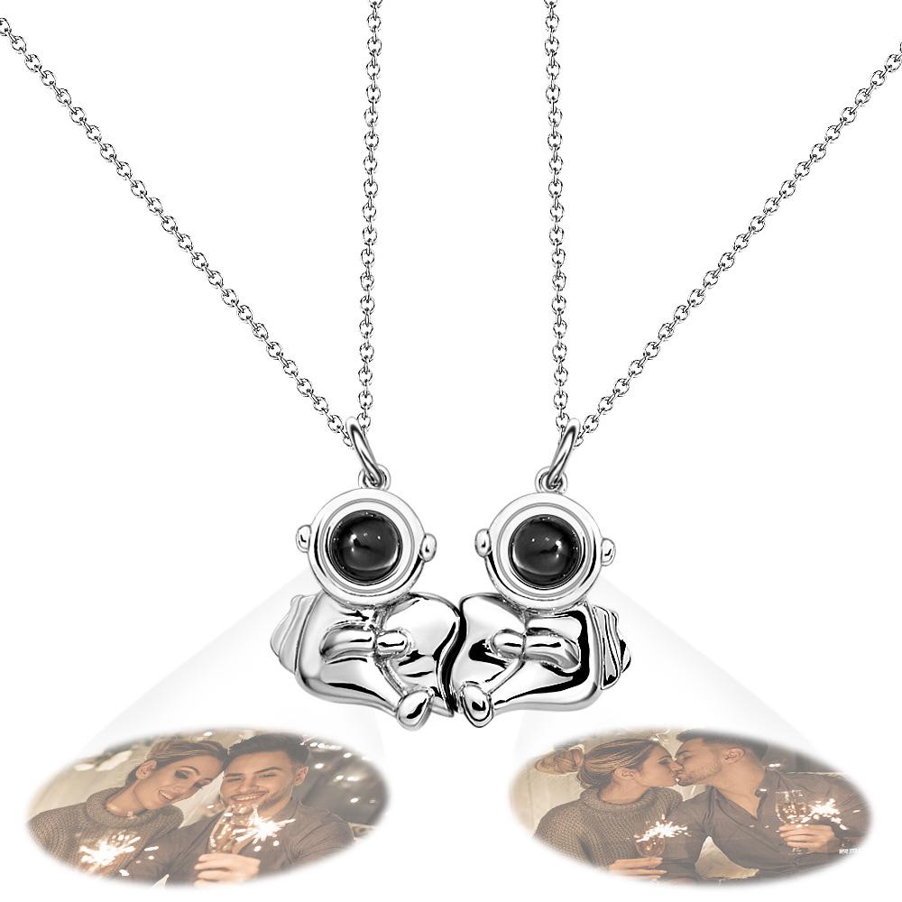Collar De Proyección Personalizado Astronauta Abrazando Amor Par De Regalos De Pareja - soufeeles