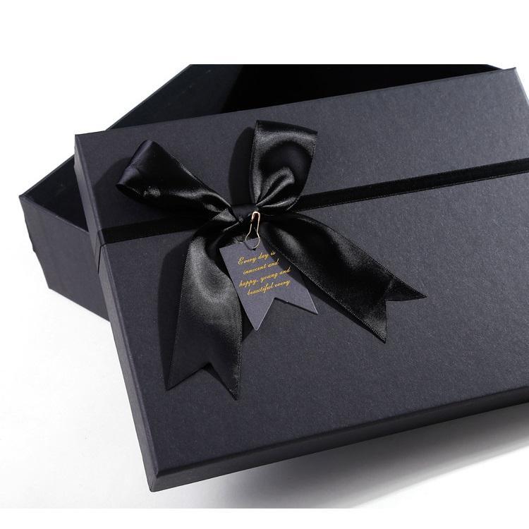 Caja de regalo negra elegante Caja de empaquetado rígida del regalo con las tapas para la Navidad