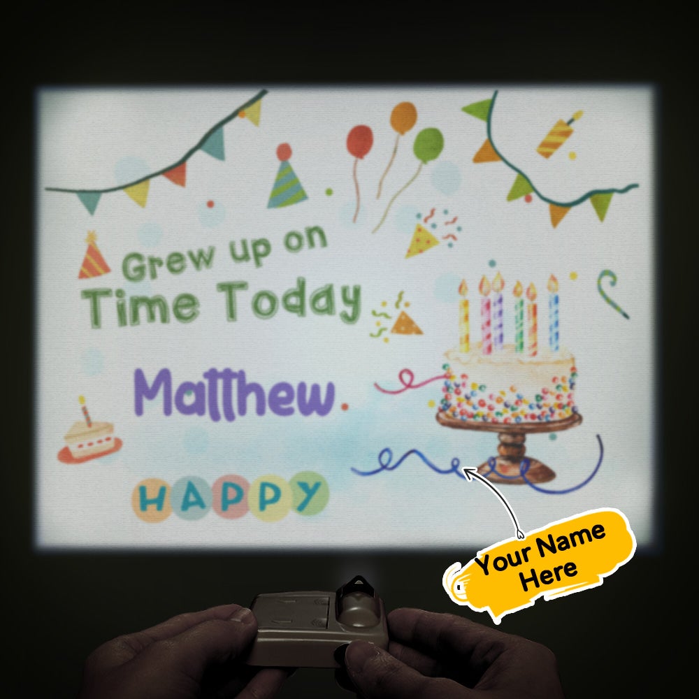 Nom Personnalisé Dessin Animé A Grandi À L'heure Aujourd'hui Projecteur Lampe Maison Fête Décor Atmosphère Lumière Cadeau D'anniversaire