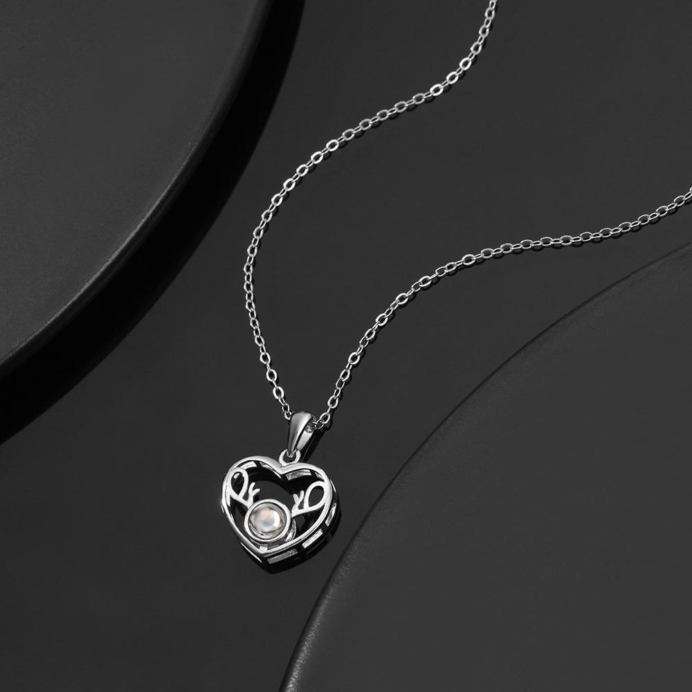 Proiezione Di Foto Registrate Dice "I Love You" Con Una Collana Di 100 Cuori In Argento