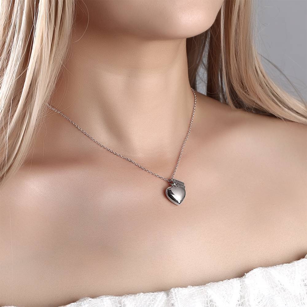 Collana A Cuore Con Medaglione Con Due Barre Incise In Platino