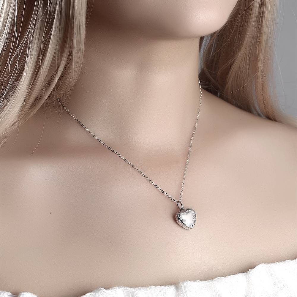 Collana Con Medaglione A Cuore In Rilievo Con Placcatura In Platino Inciso