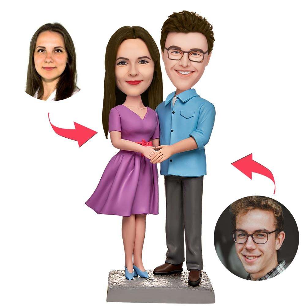 Um Casal De Mãos Dadas Bobblehead Personalizado Com Texto Gravado