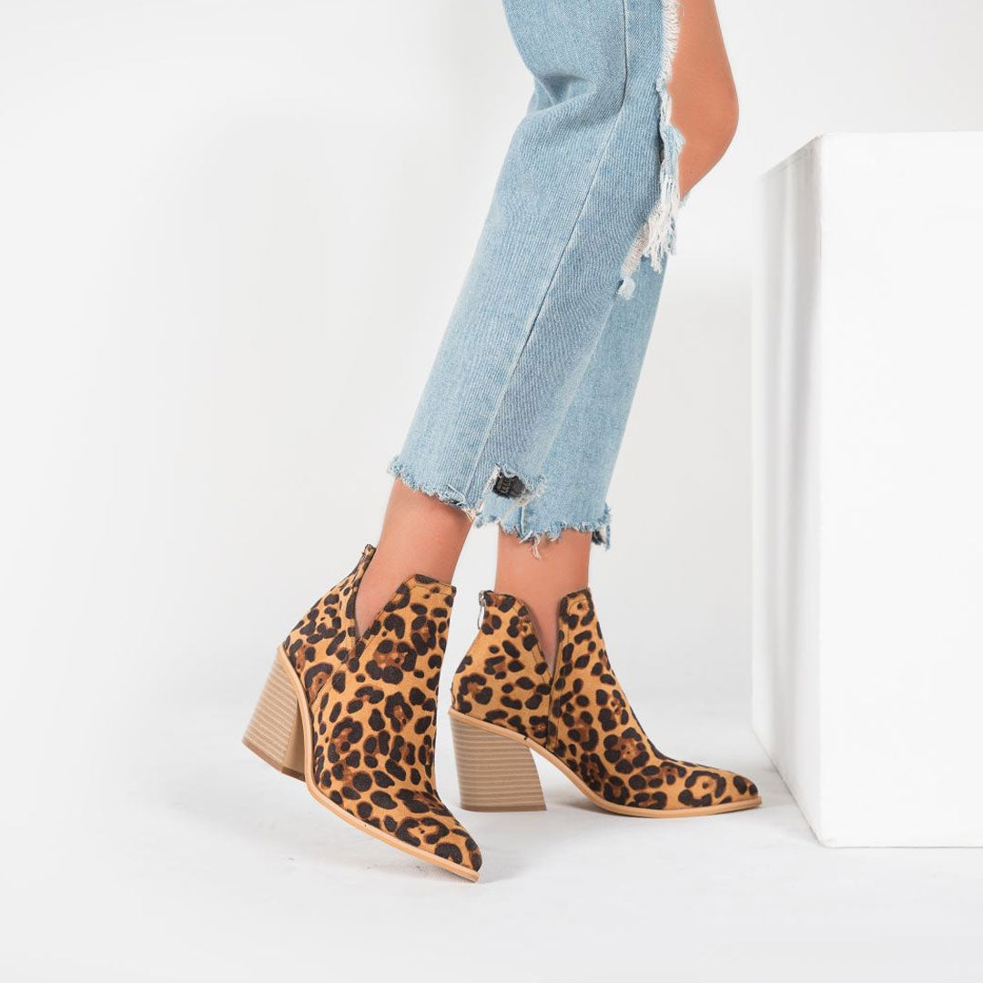 vogueregion-wild-pointed-toe-notch-trim-chunky-heel-suede-ankle-boots-leopard
