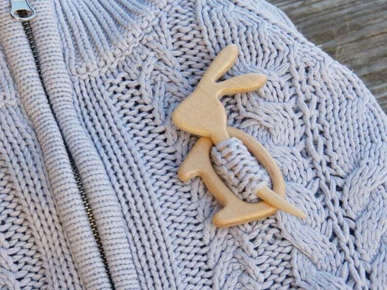🔥LAST DAY 70% OFF🔥BROOCH PIN WITH WOODEN ANIMAL PATTERN (SWEATER CLIP)