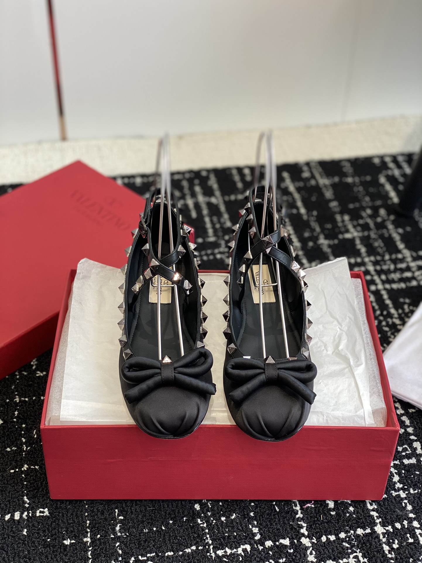 V*O Explosive rivet ballet flat shoes