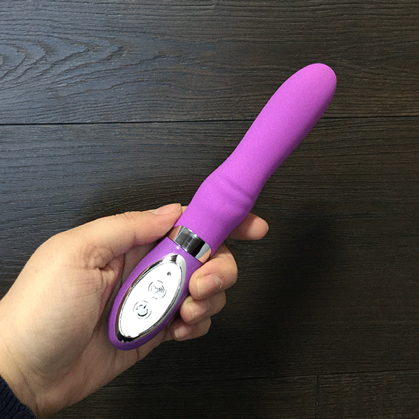 Vibrador de silicona de 10 funciones para principiantes Pink B.O.B. en la mano