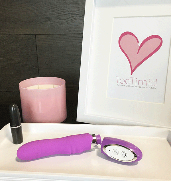 Vibrador de silicona de 10 funciones para principiantes Pink B.O.B. en una mesita de noche