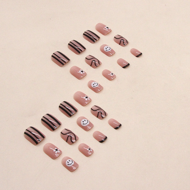 Smiling face short nails