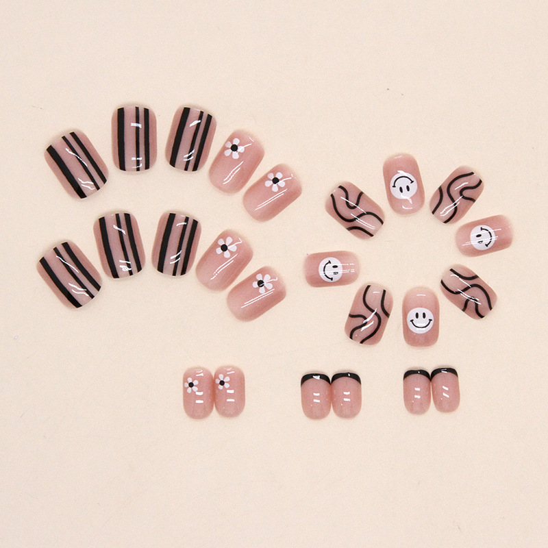 Smiling face short nails