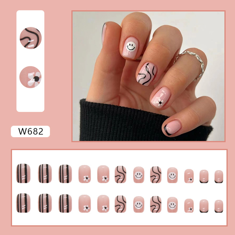 Smiling face short nails