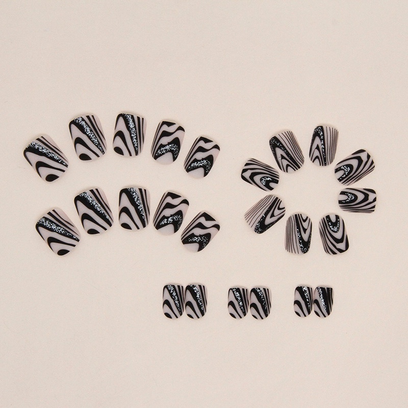 Black Hill pattern Short Nails