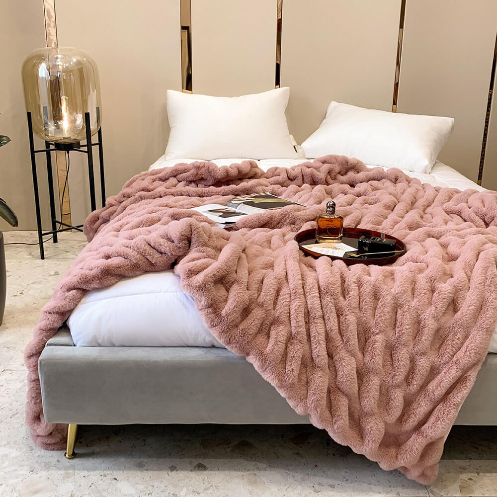 Super Soft Faux Fur & Velvet Throw Blanket